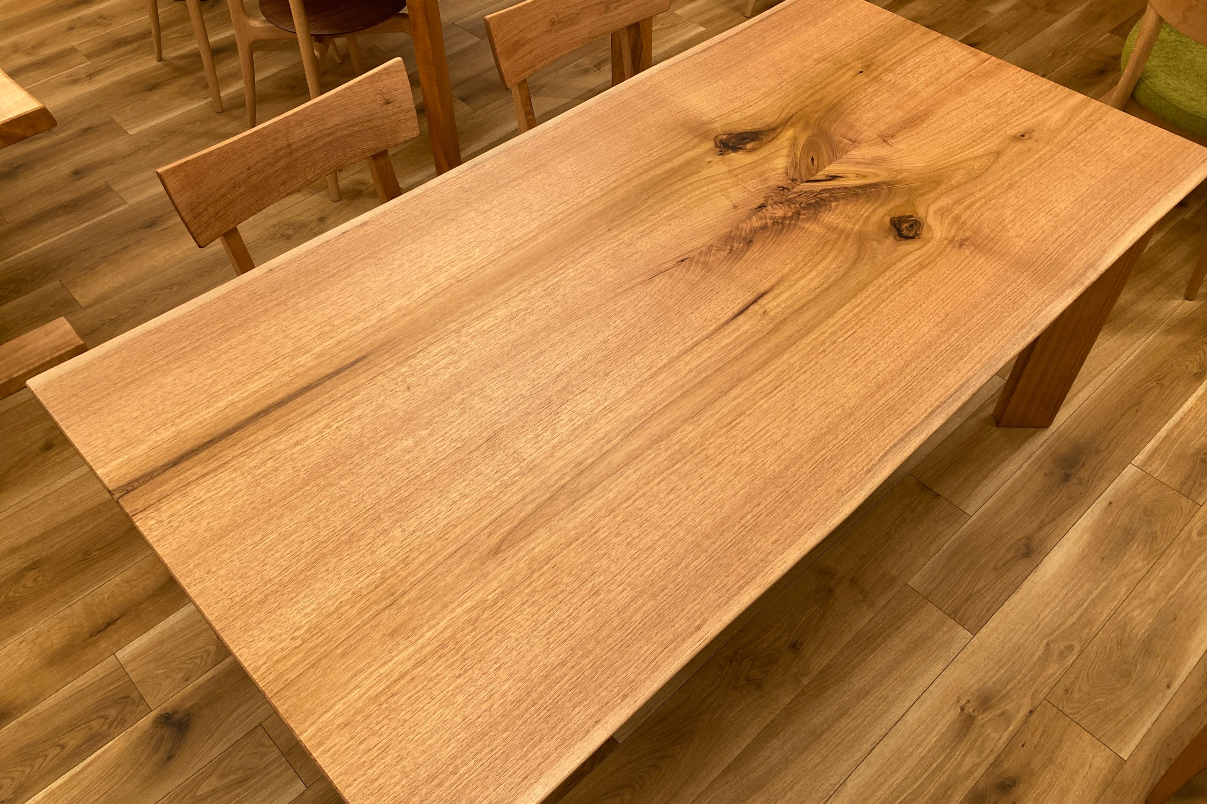 飛騨の家具,一枚板,クルミ,胡桃,無垢テーブル,飛騨産業,大阪,枚方家具団地,木匠舘マイ・ドゥ