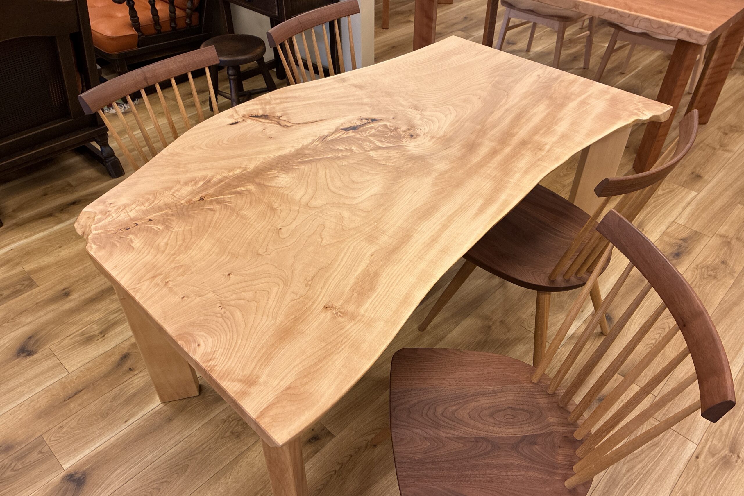 飛騨家具 飛騨の家具,一枚板,トチ,栃,耳付きテーブル,飛騨産業,大阪,枚方家具団地,木匠舘マイ・ドゥ
