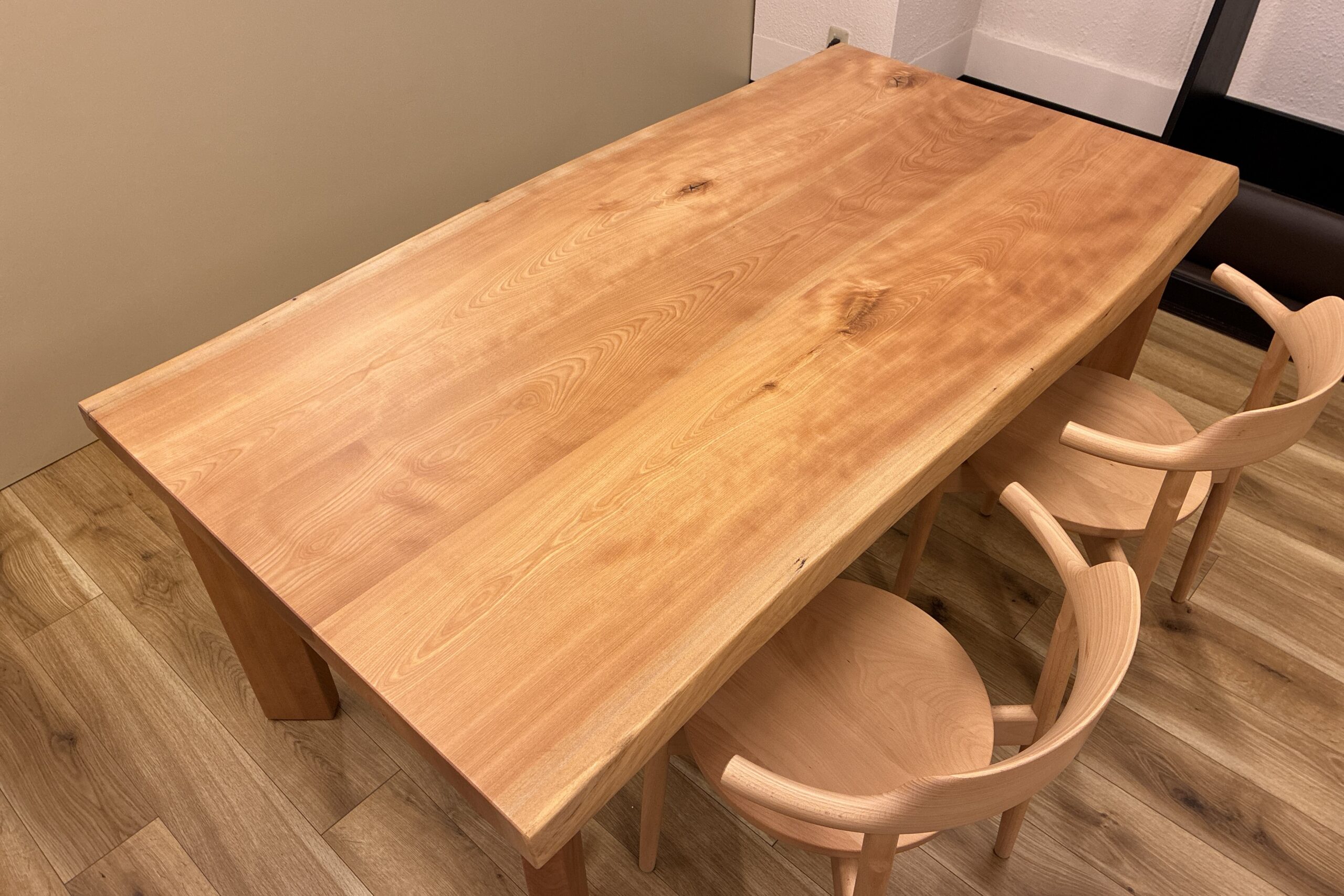 飛騨家具 飛騨の家具,一枚板,カバ,樺,耳付きテーブル,飛騨産業,大阪,枚方家具団地,木匠舘マイ・ドゥ