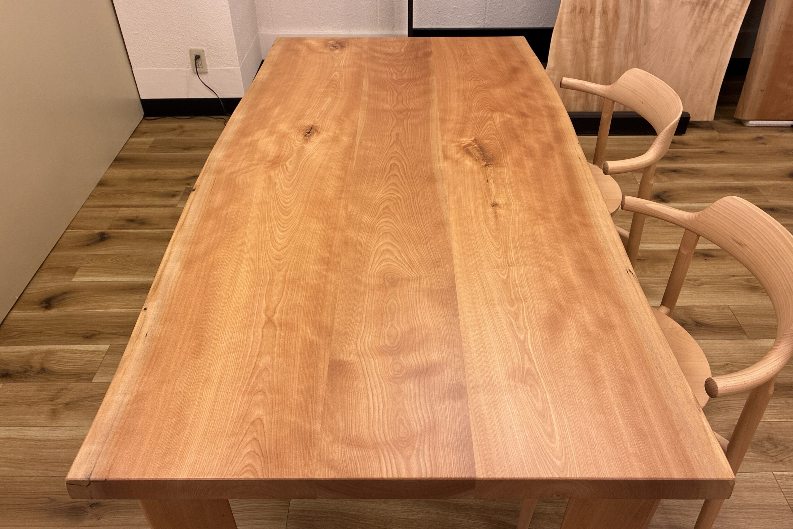 飛騨家具 飛騨の家具,一枚板,カバ,樺,耳付きテーブル,飛騨産業,大阪,枚方家具団地,木匠舘マイ・ドゥ