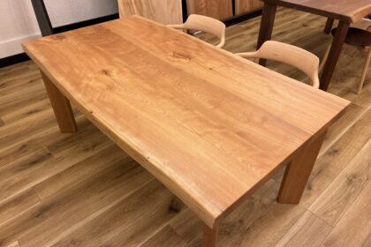 飛騨家具 飛騨の家具,一枚板,カバ,樺,耳付きテーブル,飛騨産業,大阪,枚方家具団地,木匠舘マイ・ドゥ