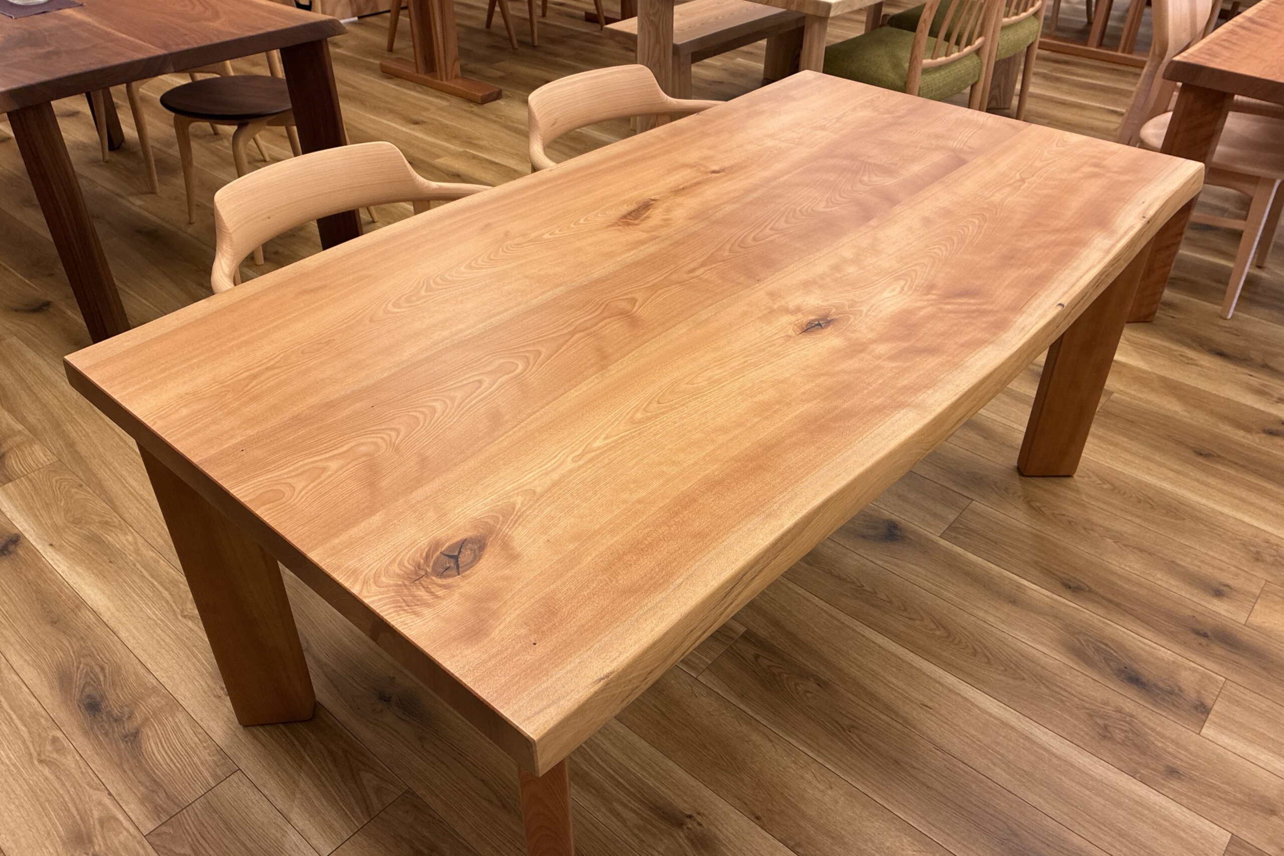 飛騨家具 飛騨の家具,一枚板,カバ,樺,耳付きテーブル,飛騨産業,大阪,枚方家具団地,木匠舘マイ・ドゥ