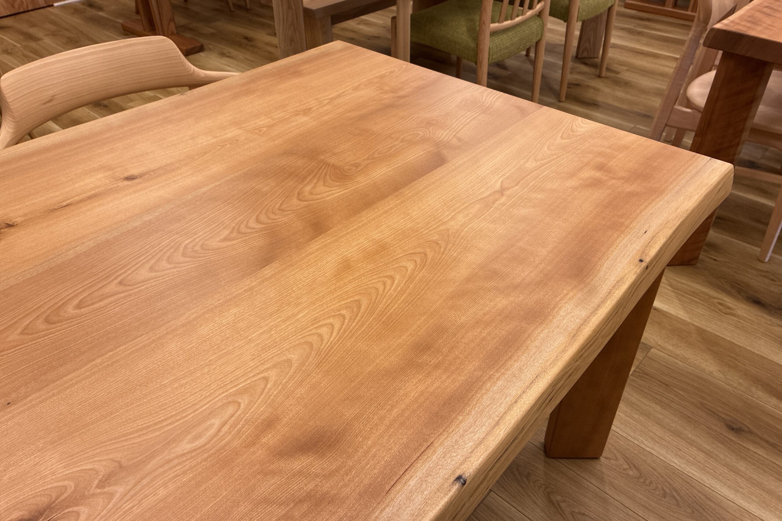 飛騨家具 飛騨の家具,一枚板,カバ,樺,耳付きテーブル,飛騨産業,大阪,枚方家具団地,木匠舘マイ・ドゥ