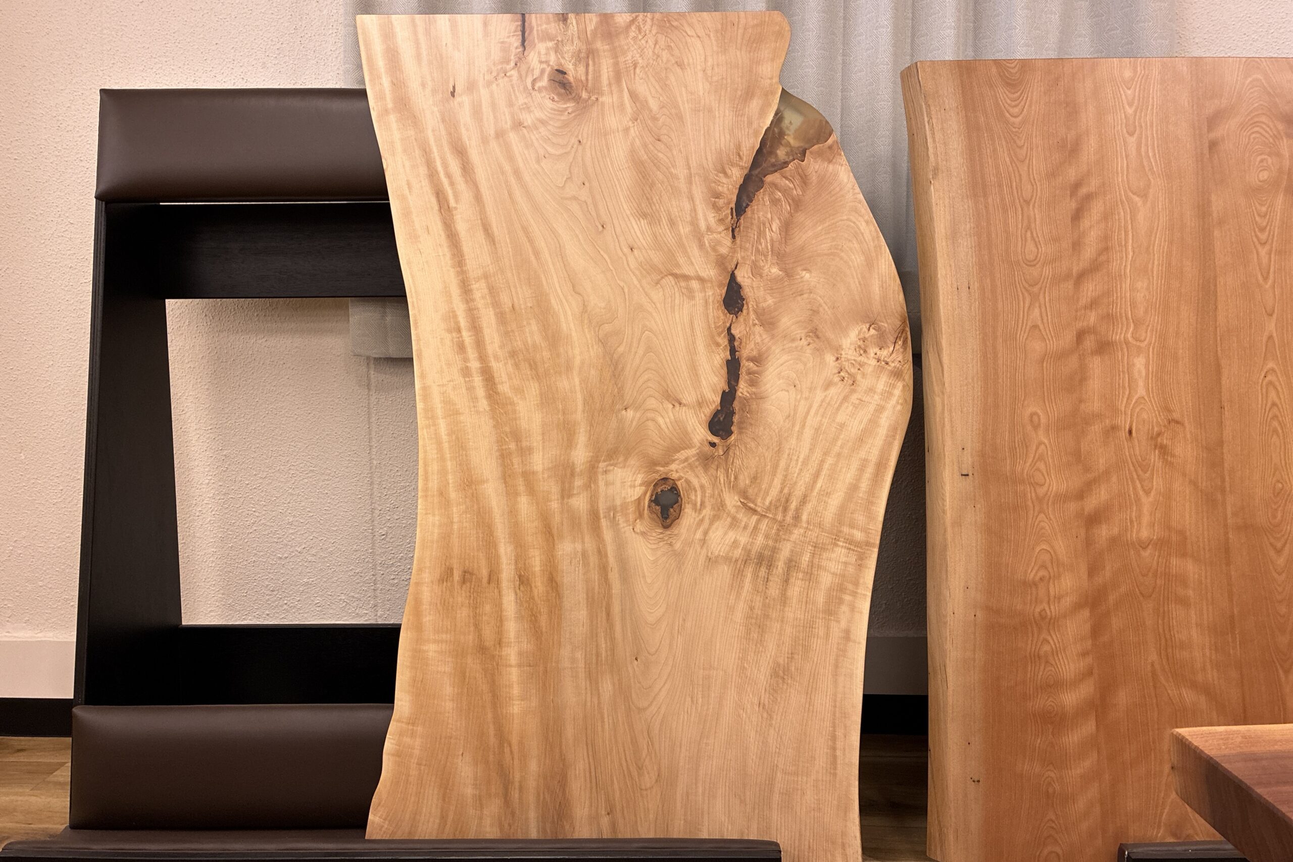 飛騨家具 飛騨の家具,一枚板,トチ,栃,耳付きテーブル,飛騨産業,大阪,枚方家具団地,木匠舘マイ・ドゥ