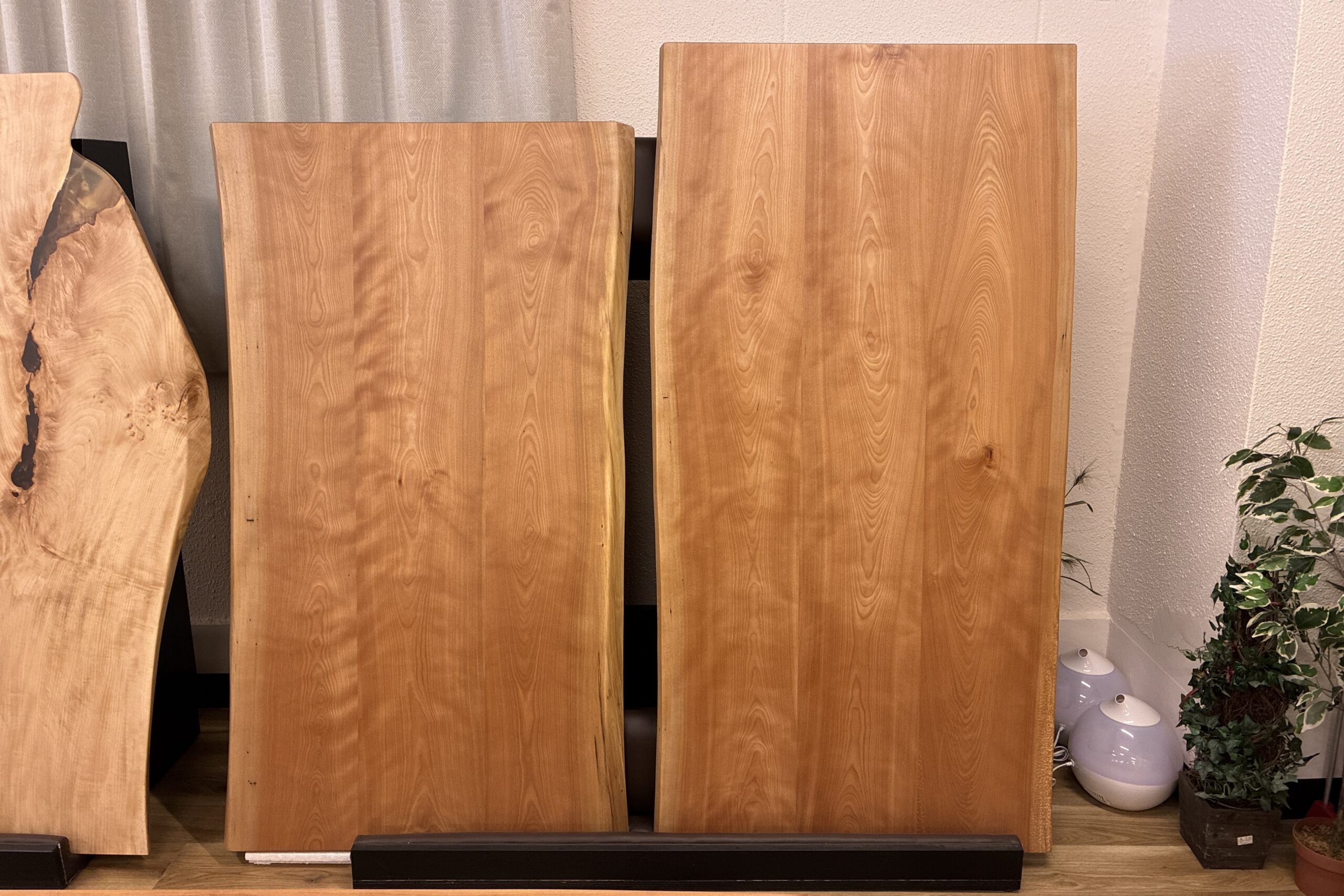 飛騨家具 飛騨の家具,一枚板,カバ,樺,耳付きテーブル,飛騨産業,大阪,枚方家具団地,木匠舘マイ・ドゥ
