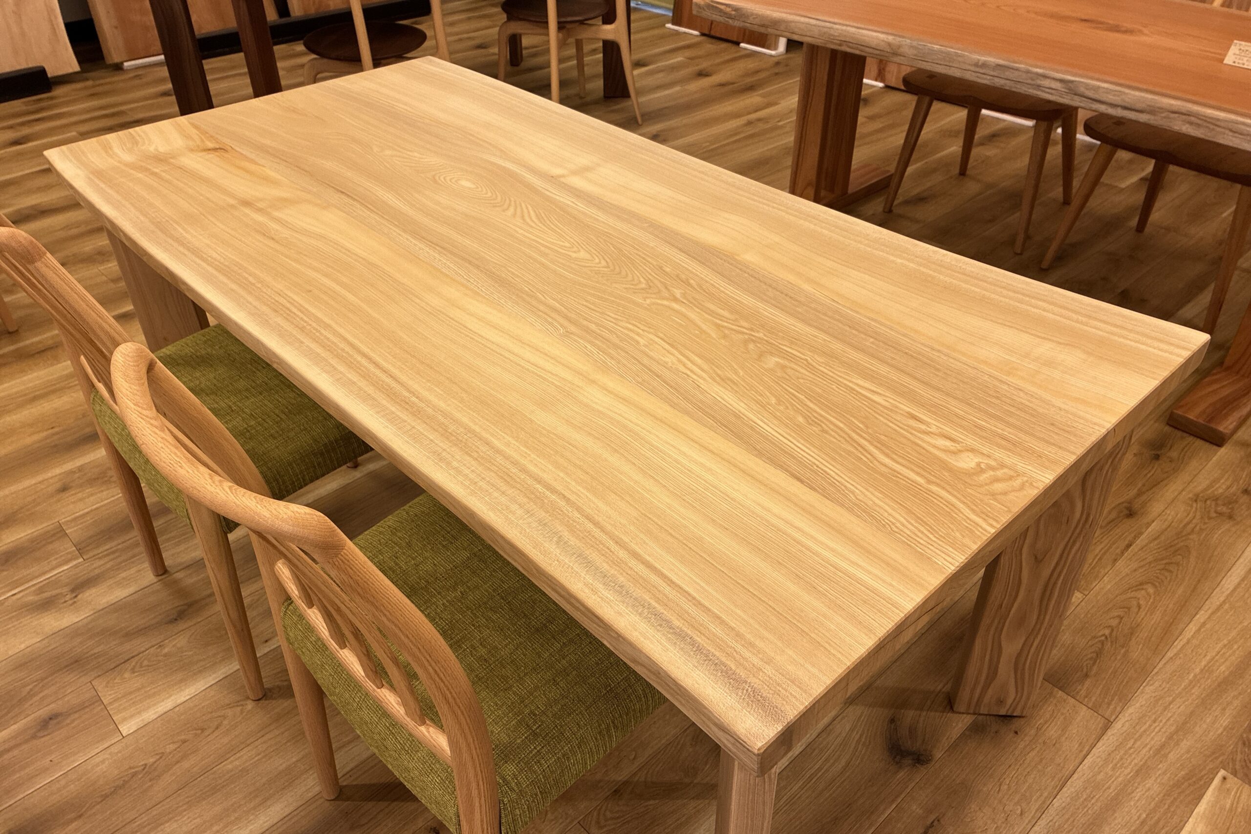 飛騨家具 飛騨の家具,一枚板,セン,栓,耳付きテーブル,飛騨産業,大阪,枚方家具団地,木匠舘マイ・ドゥ