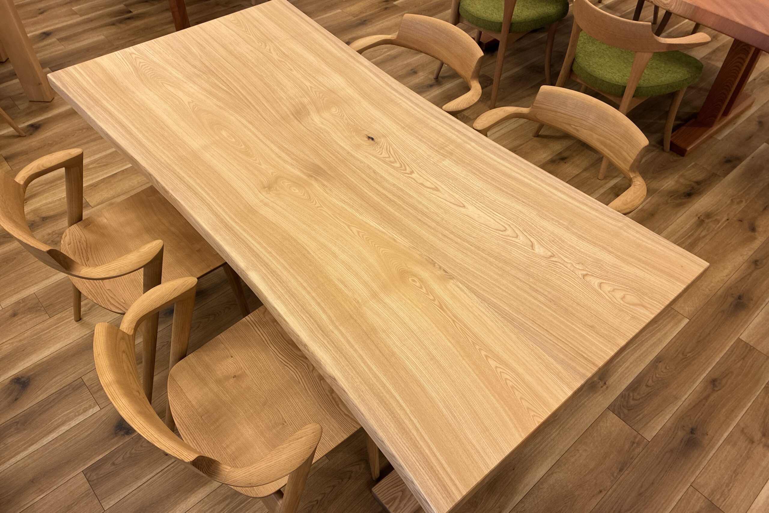 飛騨家具 飛騨の家具,一枚板,セン,栓,耳付きテーブル,飛騨産業,大阪,枚方家具団地,木匠舘マイ・ドゥ