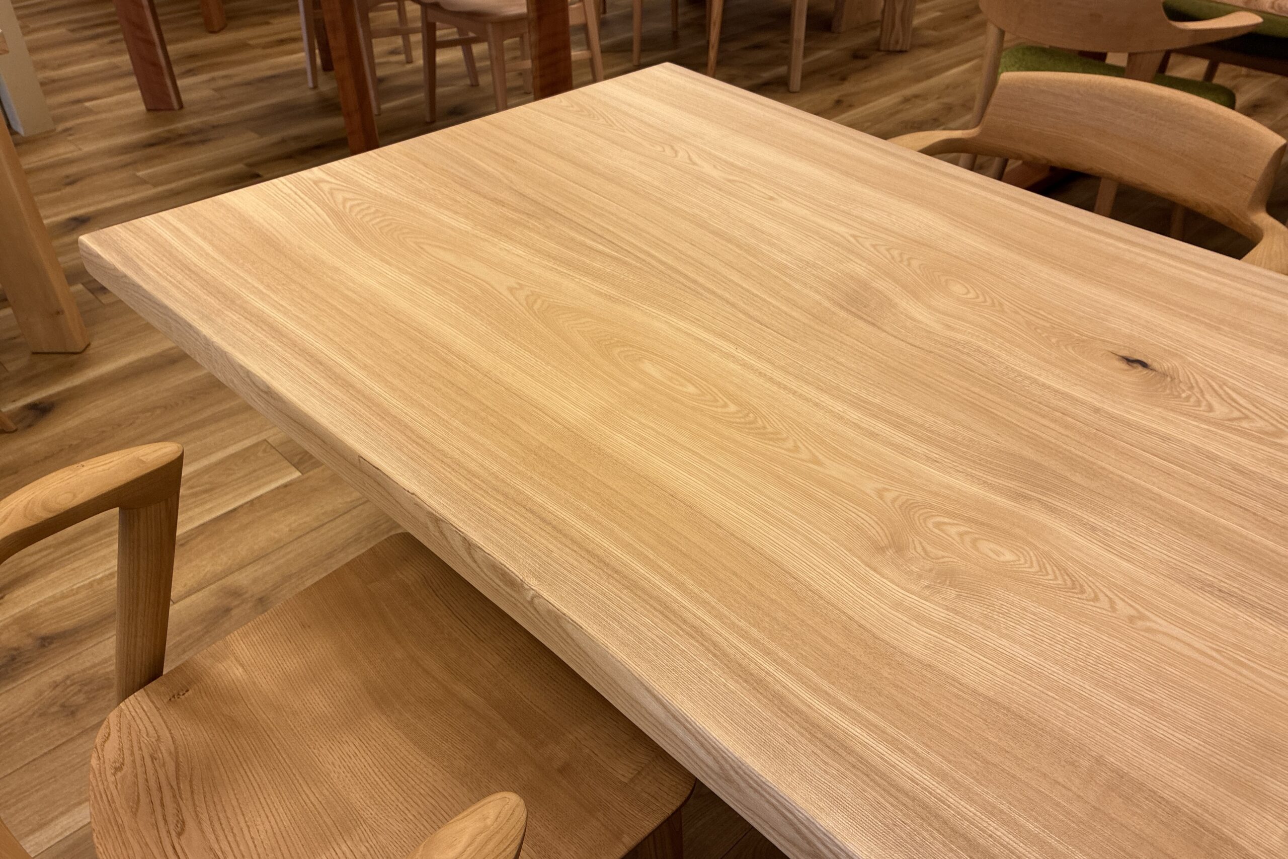 飛騨家具 飛騨の家具,一枚板,セン,栓,耳付きテーブル,飛騨産業,大阪,枚方家具団地,木匠舘マイ・ドゥ