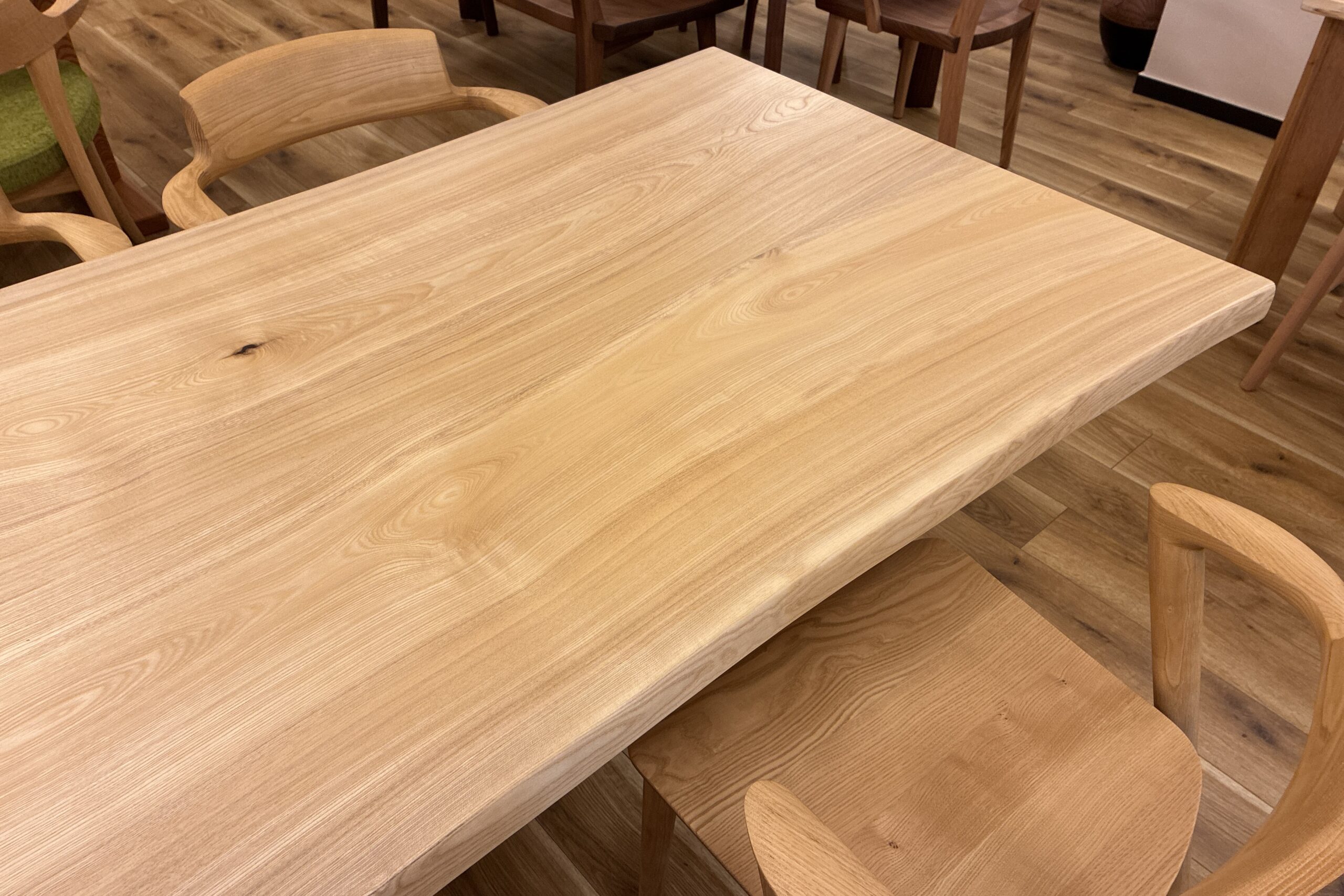 飛騨家具 飛騨の家具,一枚板,セン,栓,耳付きテーブル,飛騨産業,大阪,枚方家具団地,木匠舘マイ・ドゥ