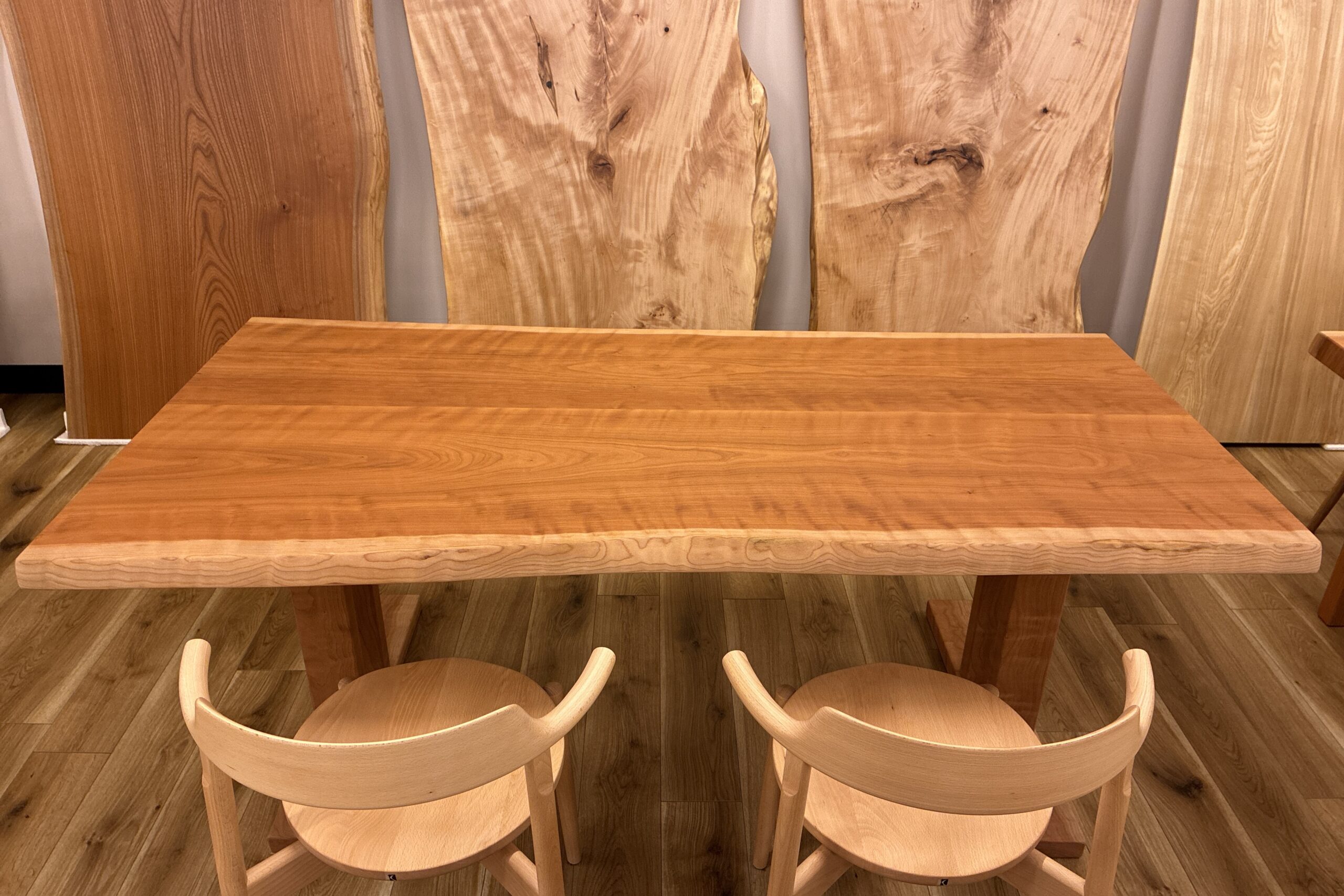 飛騨家具 飛騨の家具,一枚板,セン,栓,耳付きテーブル,飛騨産業,大阪,枚方家具団地,木匠舘マイ・ドゥ