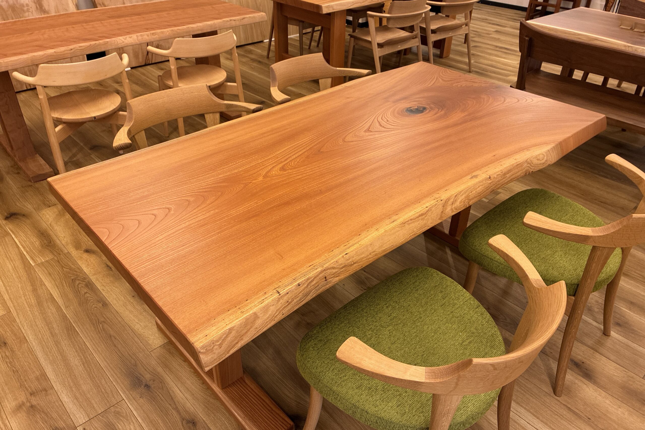 飛騨家具 飛騨の家具,一枚板,ケヤキ,欅,耳付きテーブル,飛騨産業,大阪,枚方家具団地,木匠舘マイ・ドゥ