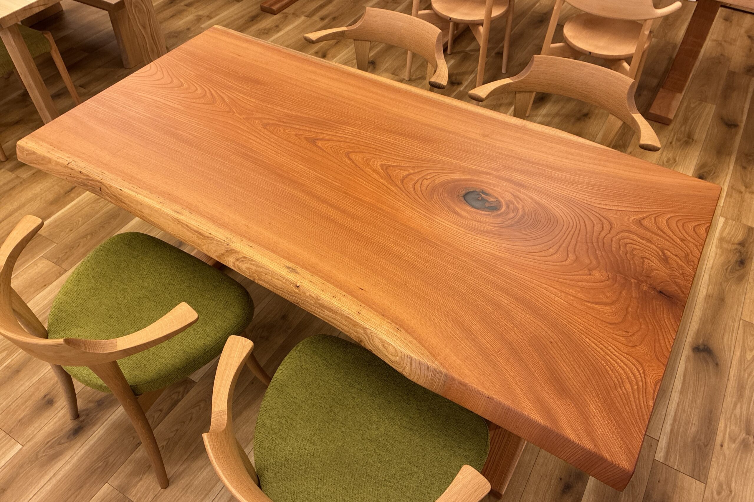 飛騨家具 飛騨の家具,一枚板,ケヤキ,欅,耳付きテーブル,飛騨産業,大阪,枚方家具団地,木匠舘マイ・ドゥ