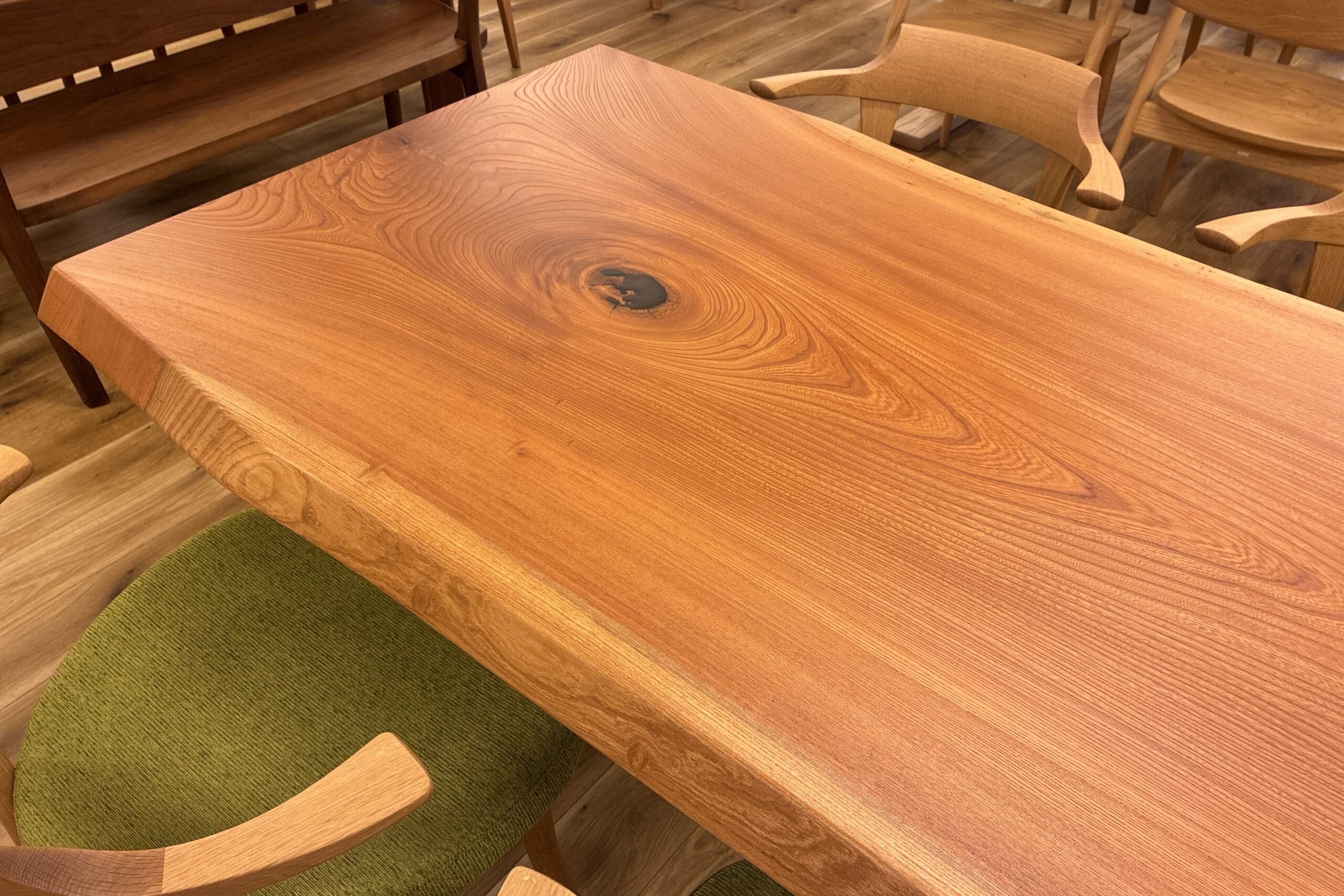 飛騨家具 飛騨の家具,一枚板,ケヤキ,欅,耳付きテーブル,飛騨産業,大阪,枚方家具団地,木匠舘マイ・ドゥ