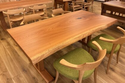 飛騨家具 飛騨の家具,一枚板,ケヤキ,欅,耳付きテーブル,飛騨産業,大阪,枚方家具団地,木匠舘マイ・ドゥ