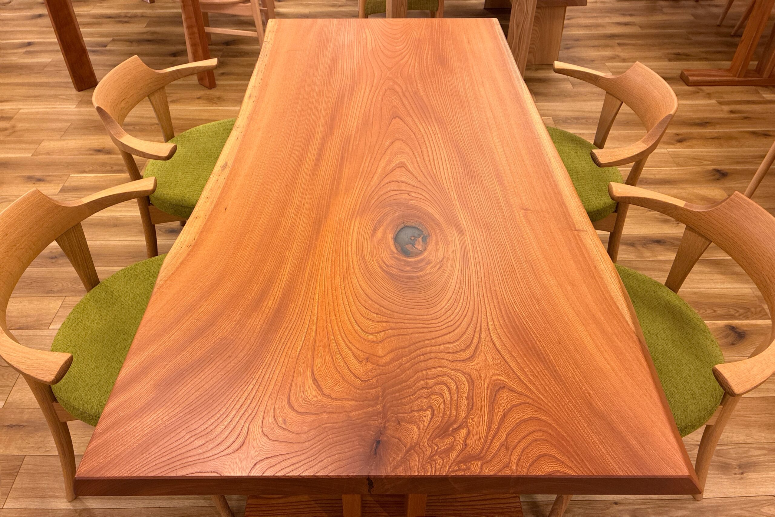飛騨家具 飛騨の家具,一枚板,ケヤキ,欅,耳付きテーブル,飛騨産業,大阪,枚方家具団地,木匠舘マイ・ドゥ