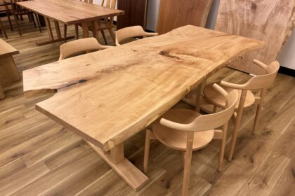 飛騨家具 飛騨の家具,一枚板,トチ,栃,耳付きテーブル,飛騨産業,大阪,枚方家具団地,木匠舘マイ・ドゥ
