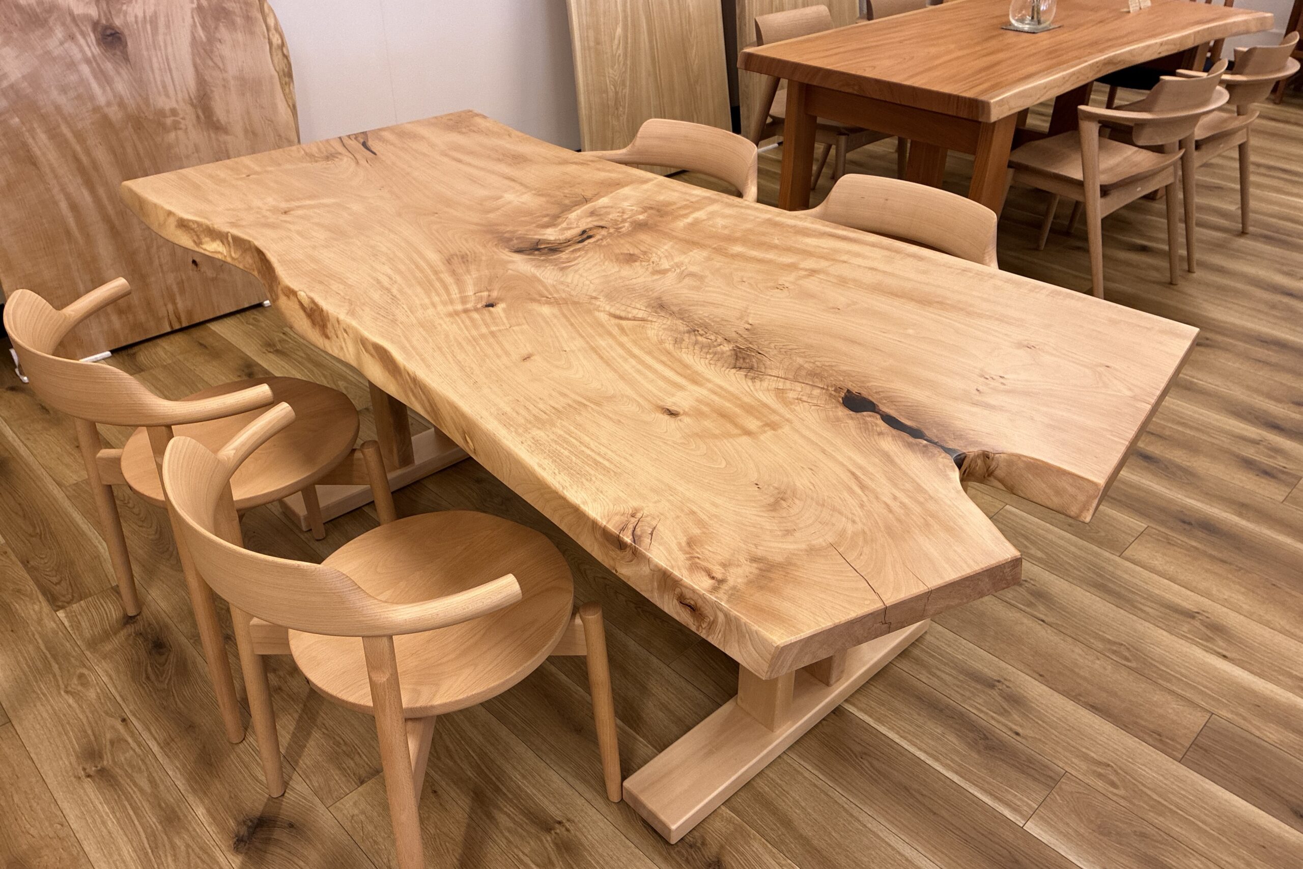 飛騨家具 飛騨の家具,一枚板,トチ,栃,耳付きテーブル,飛騨産業,大阪,枚方家具団地,木匠舘マイ・ドゥ