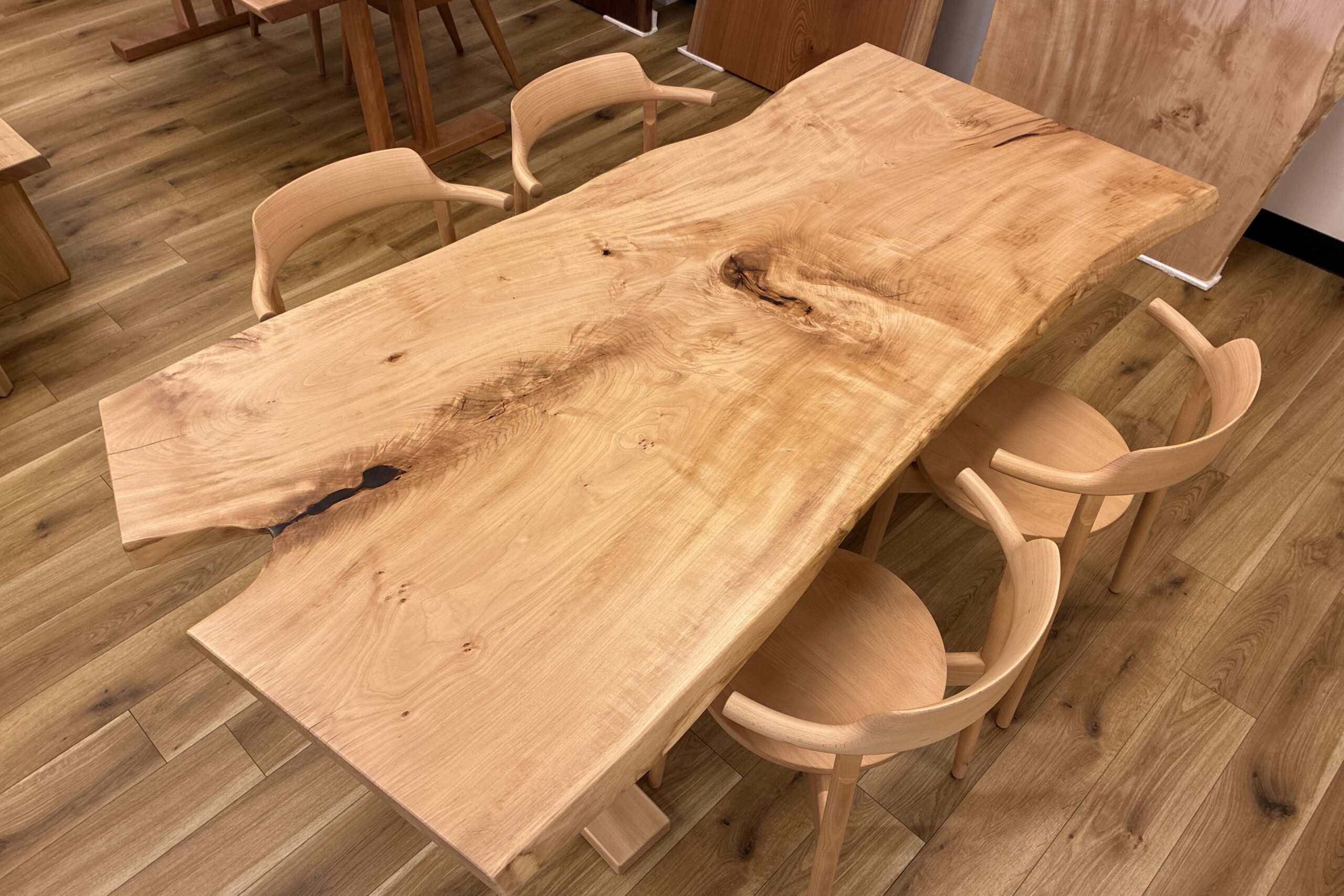 飛騨家具 飛騨の家具,一枚板,トチ,栃,耳付きテーブル,飛騨産業,大阪,枚方家具団地,木匠舘マイ・ドゥ