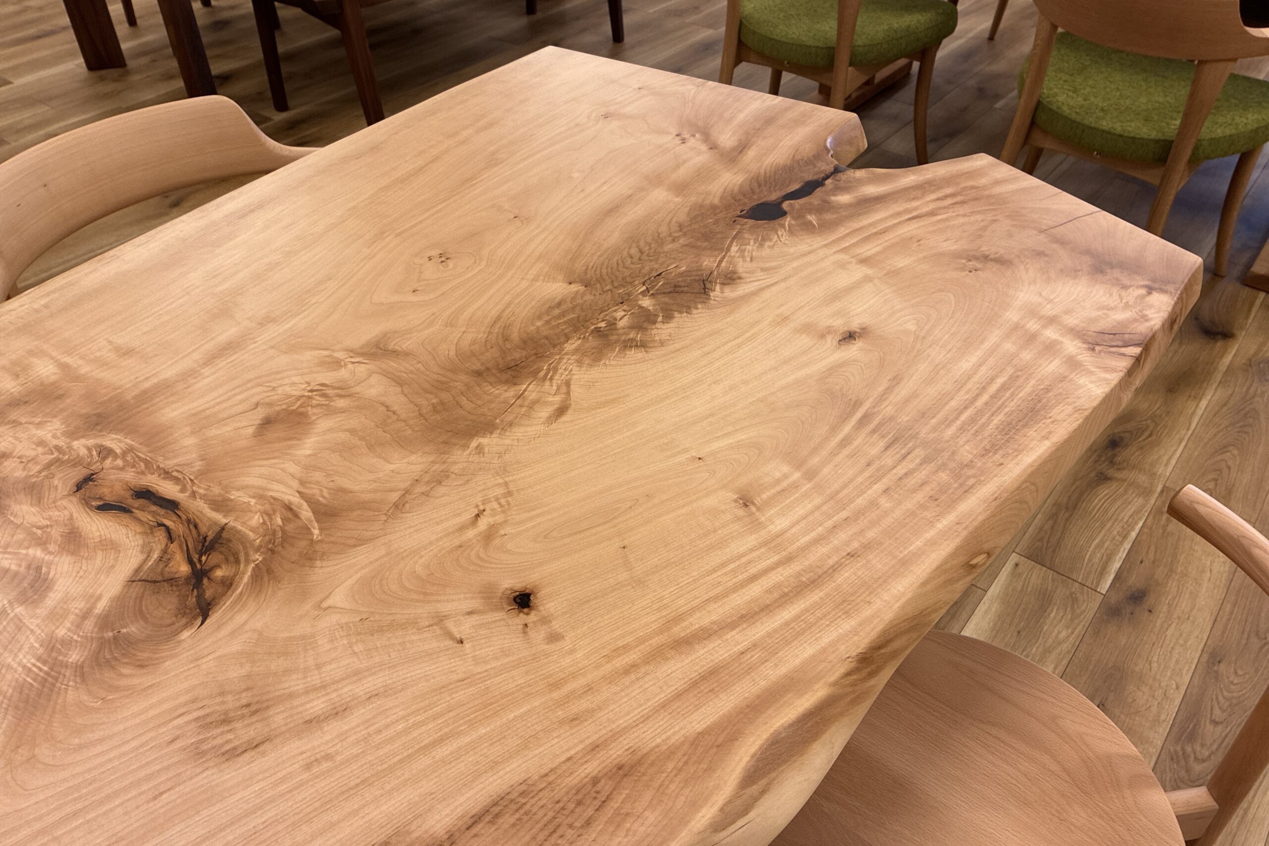 飛騨家具 飛騨の家具,一枚板,トチ,栃,耳付きテーブル,飛騨産業,大阪,枚方家具団地,木匠舘マイ・ドゥ