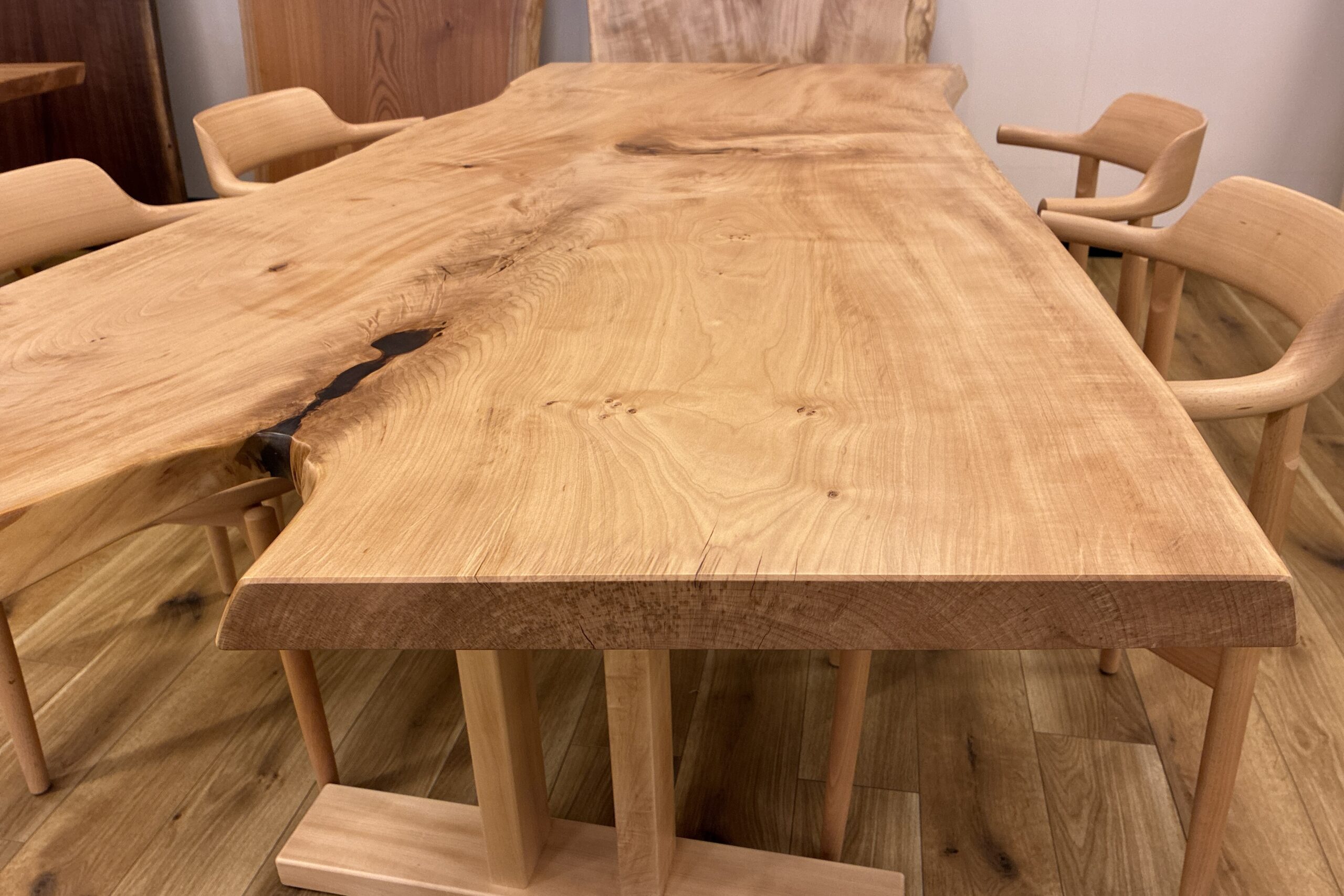飛騨家具 飛騨の家具,一枚板,トチ,栃,耳付きテーブル,飛騨産業,大阪,枚方家具団地,木匠舘マイ・ドゥ
