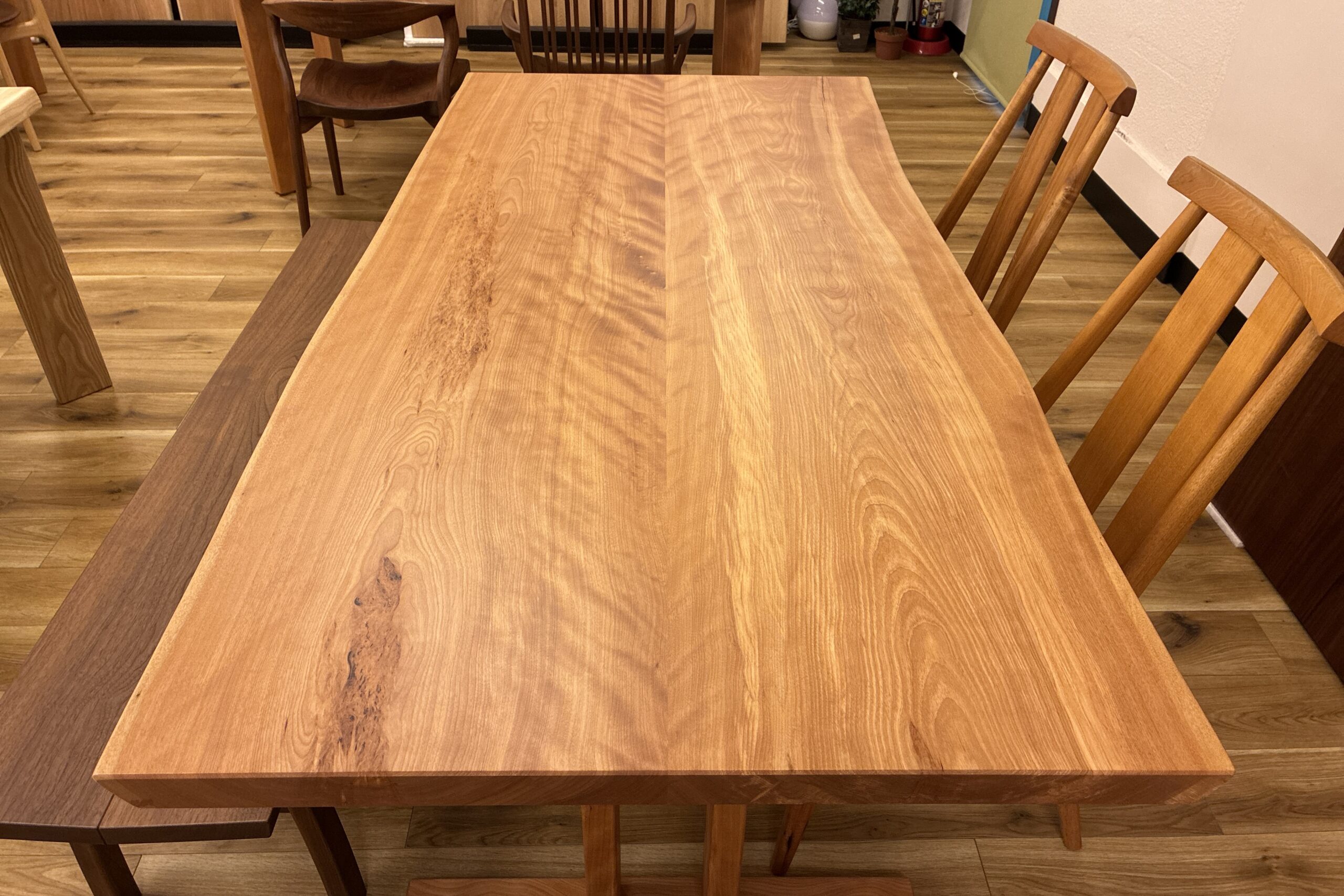 飛騨家具 飛騨の家具,一枚板,カバ,樺,耳付きテーブル,飛騨産業,大阪,枚方家具団地,木匠舘マイ・ドゥ