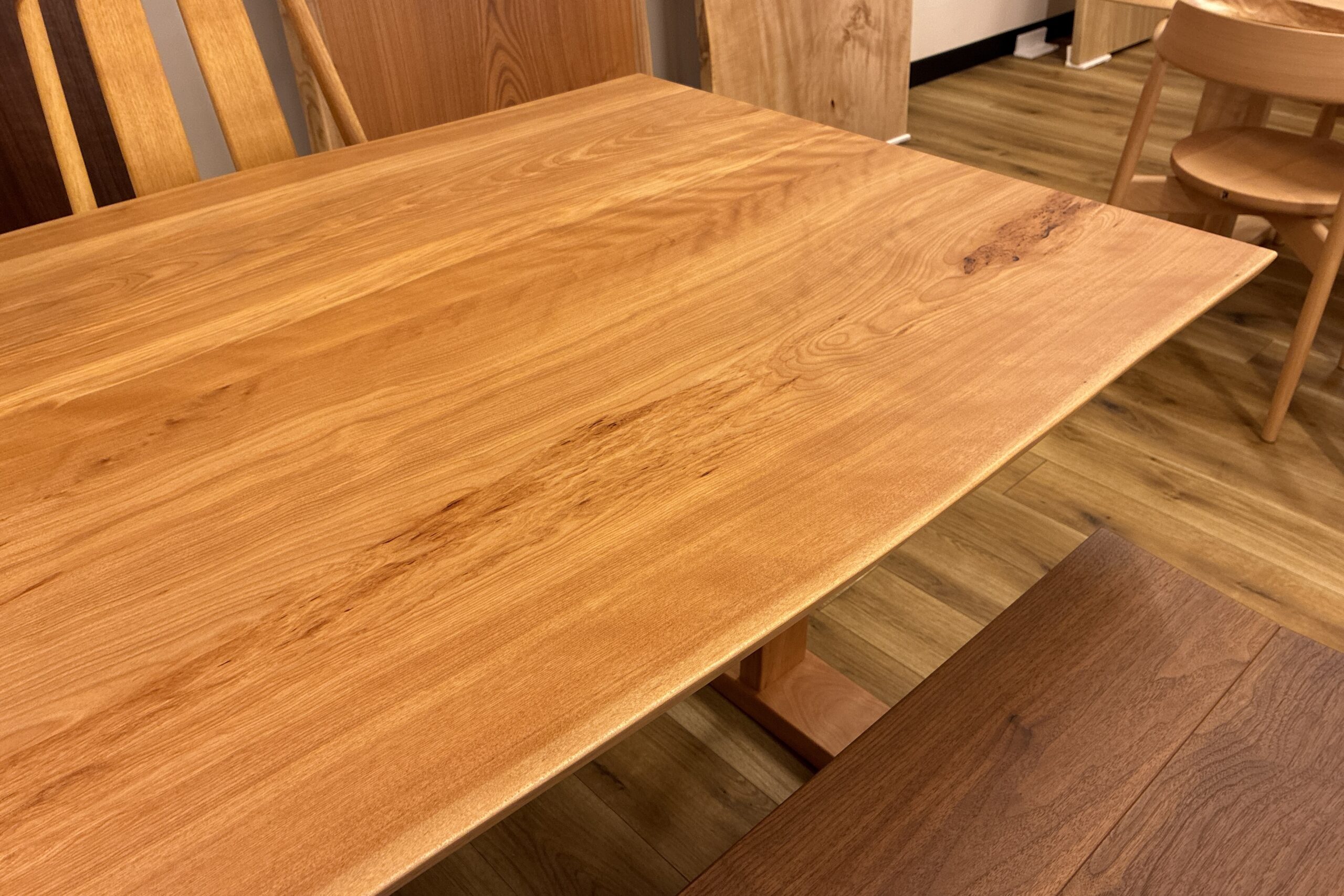 飛騨家具 飛騨の家具,一枚板,カバ,樺,耳付きテーブル,飛騨産業,大阪,枚方家具団地,木匠舘マイ・ドゥ