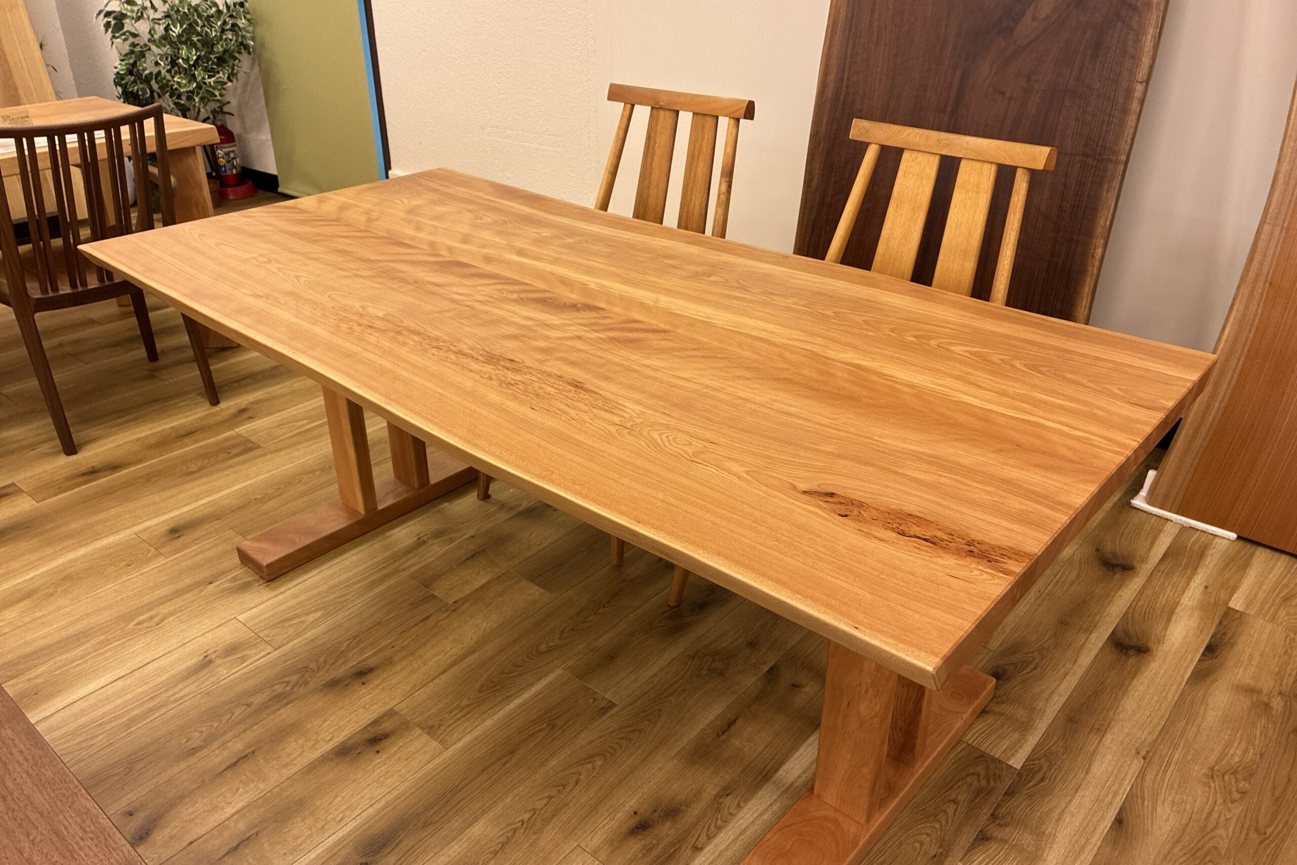 飛騨家具 飛騨の家具,一枚板,カバ,樺,耳付きテーブル,飛騨産業,大阪,枚方家具団地,木匠舘マイ・ドゥ
