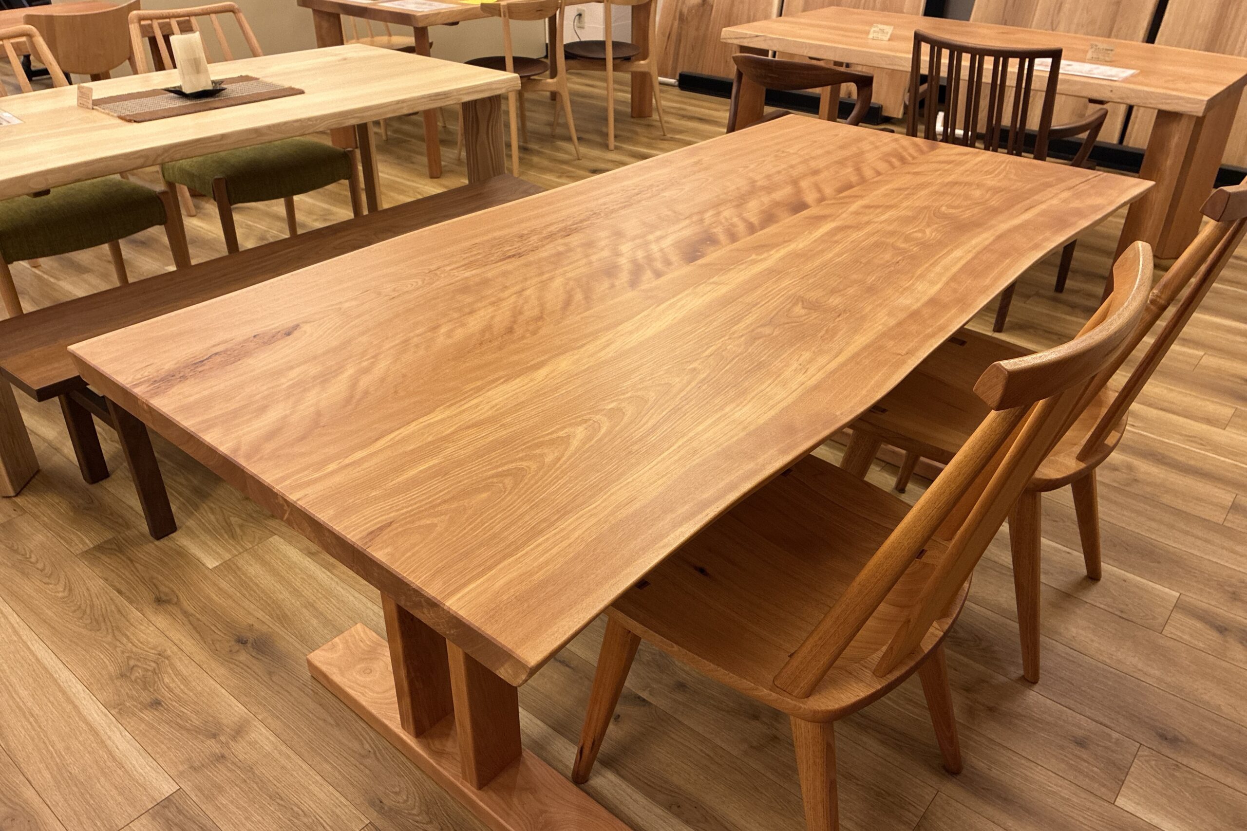 飛騨家具 飛騨の家具,一枚板,カバ,樺,耳付きテーブル,飛騨産業,大阪,枚方家具団地,木匠舘マイ・ドゥ